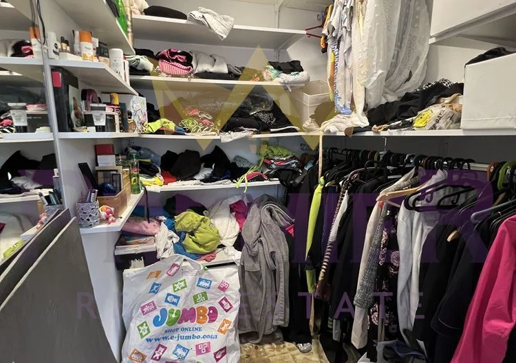 Невероятна къща с три спални и прекрасен двор - - снимка 16 - Имоти Премиер