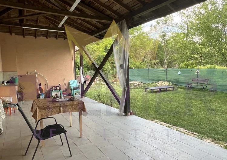 Невероятна къща с три спални и прекрасен двор - - снимка 26 - Имоти Премиер