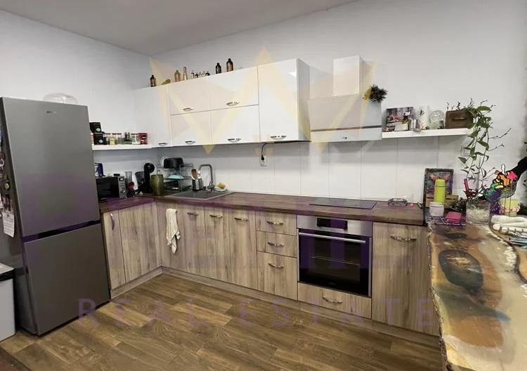 Невероятна къща с три спални и прекрасен двор - - снимка 3 - Имоти Премиер