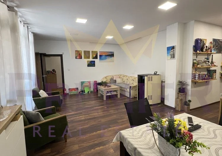 Невероятна къща с три спални и прекрасен двор - - снимка 8 - Имоти Премиер