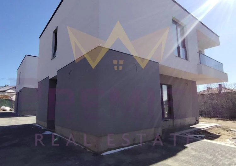 НОВОПОСТРОЕНА КЪЩА НА 60 МЕТРА ОТ ГЛАВНИЯ ПЪТ – БОРОВЕЦ ЮГ, ВАРНА -  - снимка 4 - Имоти Премиер