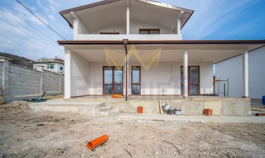 Новопостроена къща с красива морска панорама в град Балчик ! - - снимка 1 - Имоти Премиер