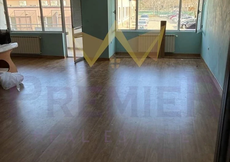 Офис на първи етаж  в супер център -  - снимка 1 - Имоти Премиер