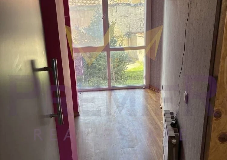 Офис на първи етаж  в супер център -  - снимка 2 - Имоти Премиер