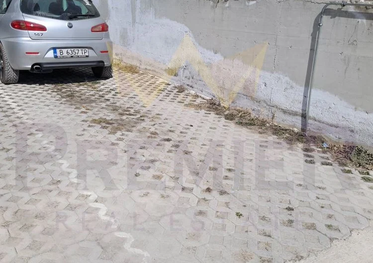 Открито парко място за 2 коли, кв  Виница -  - снимка 1 - Имоти Премиер