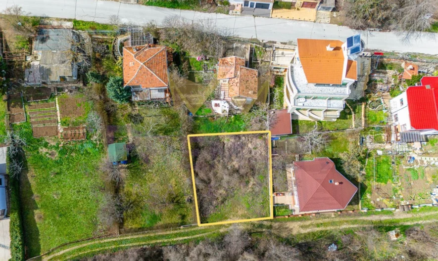 Парцел (330 кв.м.) с частична морска панорама намиращ в една от вилни зони на гр. Балчик, обл. Добрич -  - снимка 1 - Имоти Премиер