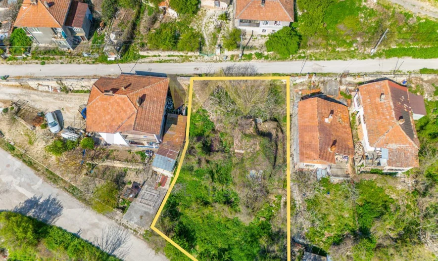 Парцел (701 кв.м.) с постройка (51 кв.м. – за събаряне) с частична морска панорама намиращ се в гр. Балчик, обл. Добрич. -  - снимка 1 - Имоти Премиер