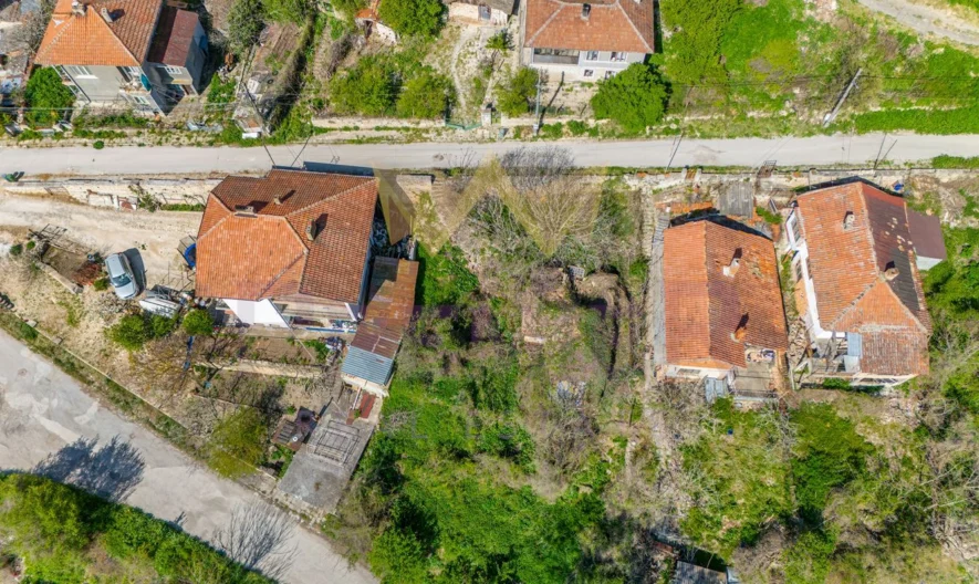 Парцел (701 кв.м.) с постройка (51 кв.м. – за събаряне) с частична морска панорама намиращ се в гр. Балчик, обл. Добрич. -  - снимка 2 - Имоти Премиер