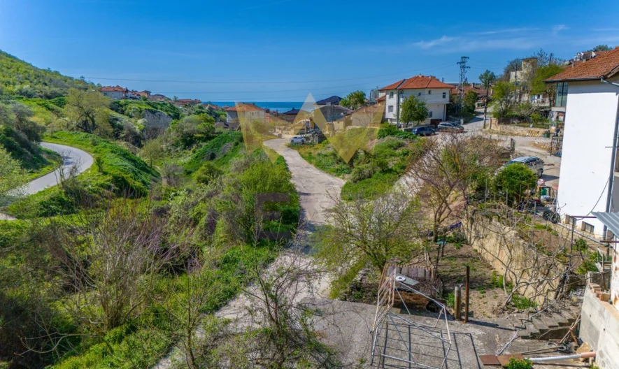 Парцел (701 кв.м.) с постройка (51 кв.м. – за събаряне) с частична морска панорама намиращ се в гр. Балчик, обл. Добрич. -  - снимка 3 - Имоти Премиер