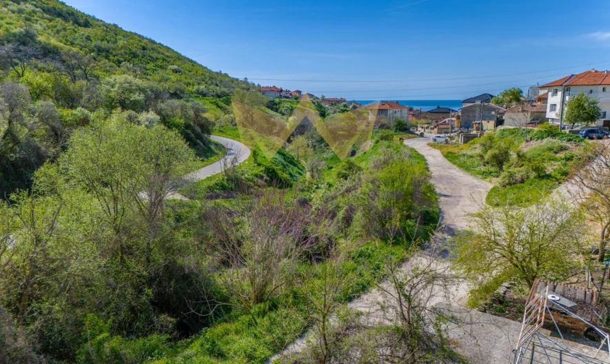 Парцел (701 кв.м.) с постройка (51 кв.м. – за събаряне) с частична морска панорама намиращ се в гр. Балчик, обл. Добрич. -  - снимка 4 - Имоти Премиер