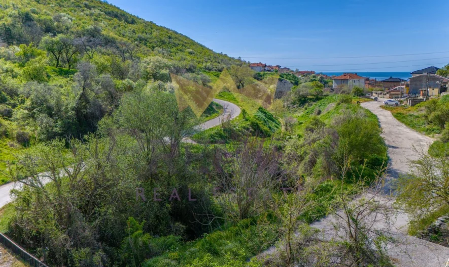 Парцел (701 кв.м.) с постройка (51 кв.м. – за събаряне) с частична морска панорама намиращ се в гр. Балчик, обл. Добрич. -  - снимка 5 - Имоти Премиер