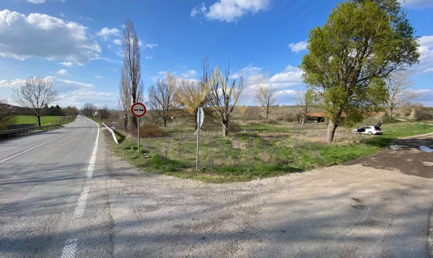 Парцел на главен път с асфалтов достъп - - снимка 1 - Имоти Премиер