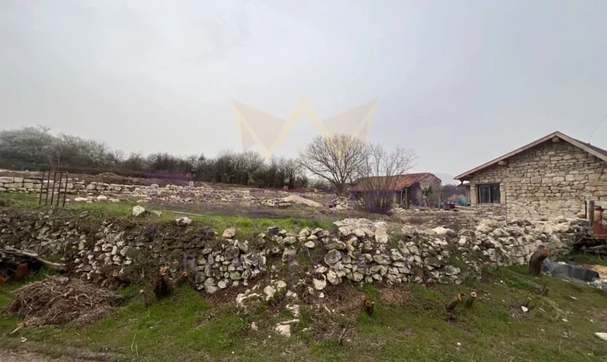 Парцел с 2 къщи в с. Радево -  - снимка 2 - Имоти Премиер