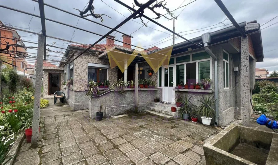 ПАРЦЕЛ С КЪЩА В ГР. АЙТОС -  - снимка 1 - Имоти Премиер