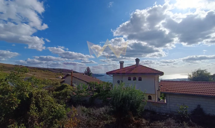 Парцел с морска панорама и едноетажна монолитна вила, гр. Балчик - - снимка 3 - Имоти Премиер