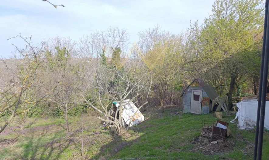 Парцел с постройка – ток и вода -  - снимка 8 - Имоти Премиер