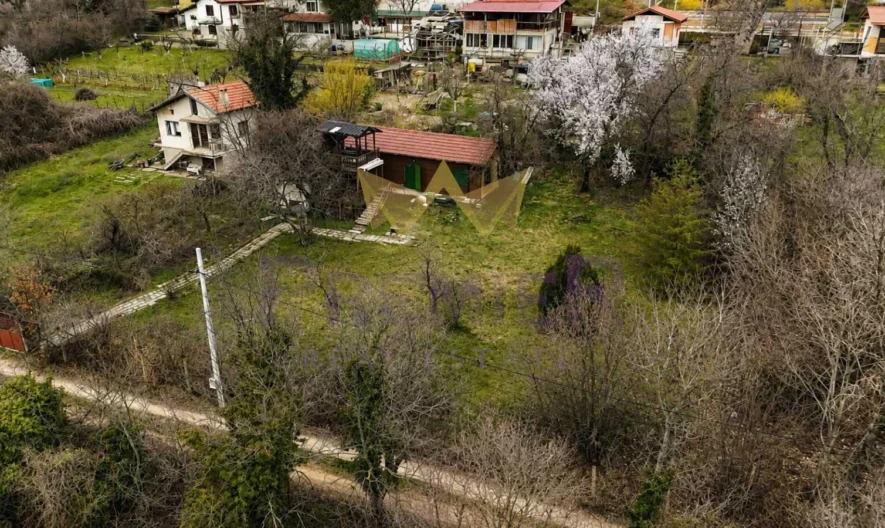 Парцел с постройка ток, вода в м-т Боровец юг - - снимка 1 - Имоти Премиер