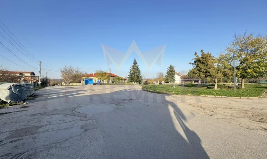 Парцел в центъра на с. Яребична -  - снимка 1 - Имоти Премиер