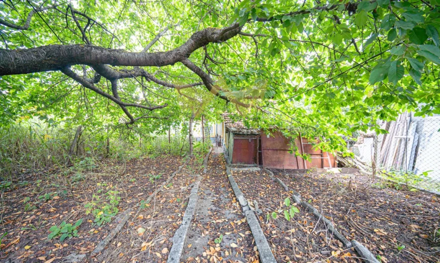 Plot with a house in the town of Dobrich - - snimka 8 - Imoti Premier