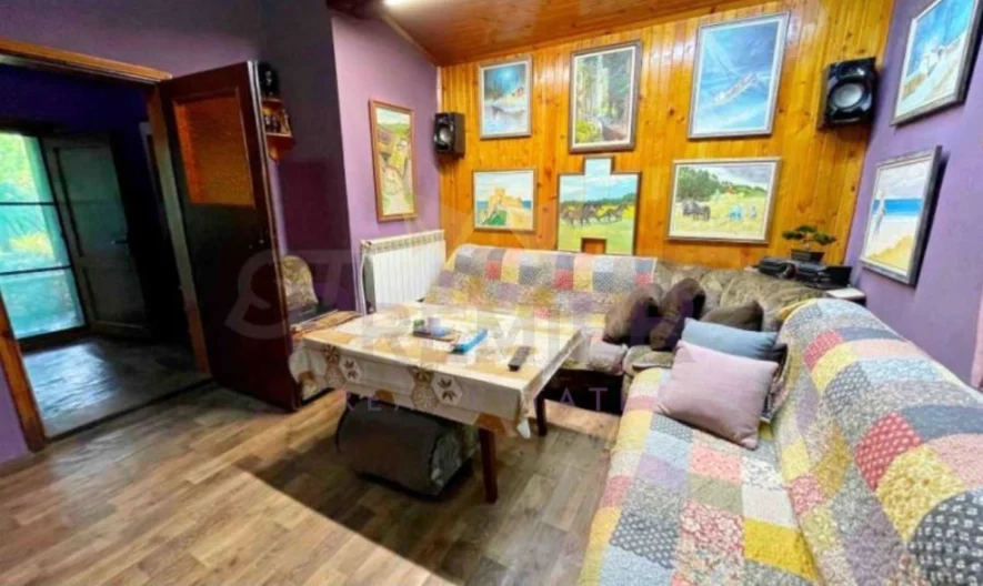 Практична къща (два апартамента с отделни входове) с просторен двор и изключителна локация в с. Котленци, обл. Добрич -  - снимка 16 - Имоти Премиер