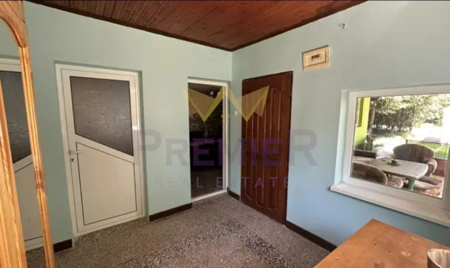 Практична къща (два апартамента с отделни входове) с просторен двор и изключителна локация в с. Котленци, обл. Добрич -  - снимка 4 - Имоти Премиер