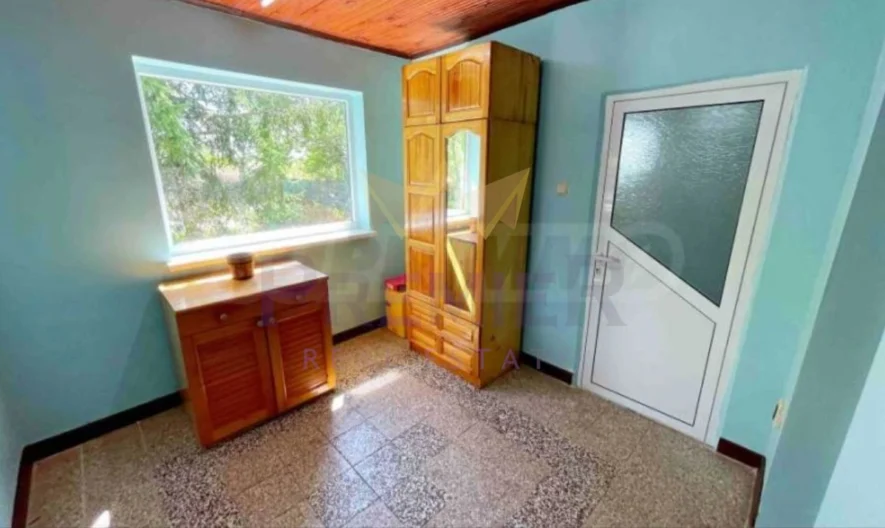 Практична къща (два апартамента с отделни входове) с просторен двор и изключителна локация в с. Котленци, обл. Добрич -  - снимка 5 - Имоти Премиер