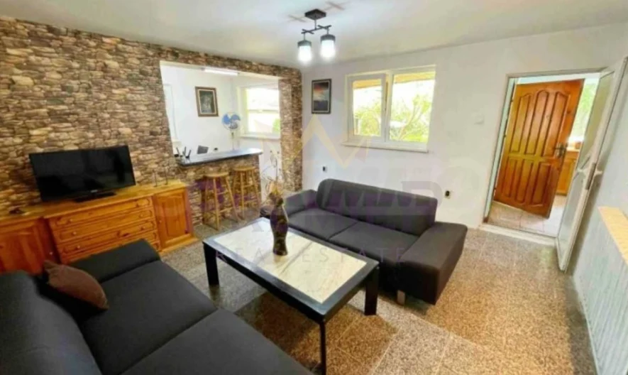 Практична къща (два апартамента с отделни входове) с просторен двор и изключителна локация в с. Котленци, обл. Добрич -  - снимка 9 - Имоти Премиер