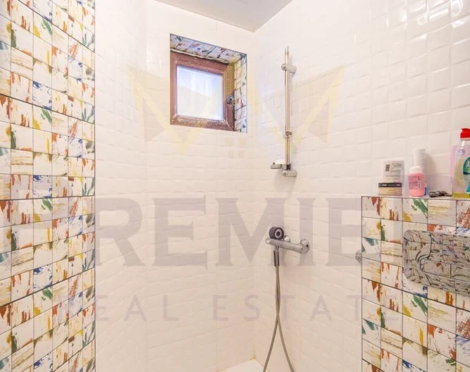 ПРЕКРАСНА КЪЩА С МОРСКА ПАНОРАМА ! МНОГО ДОБРА ЛОКАЦИЯ ! - - снимка 28 - Имоти Премиер