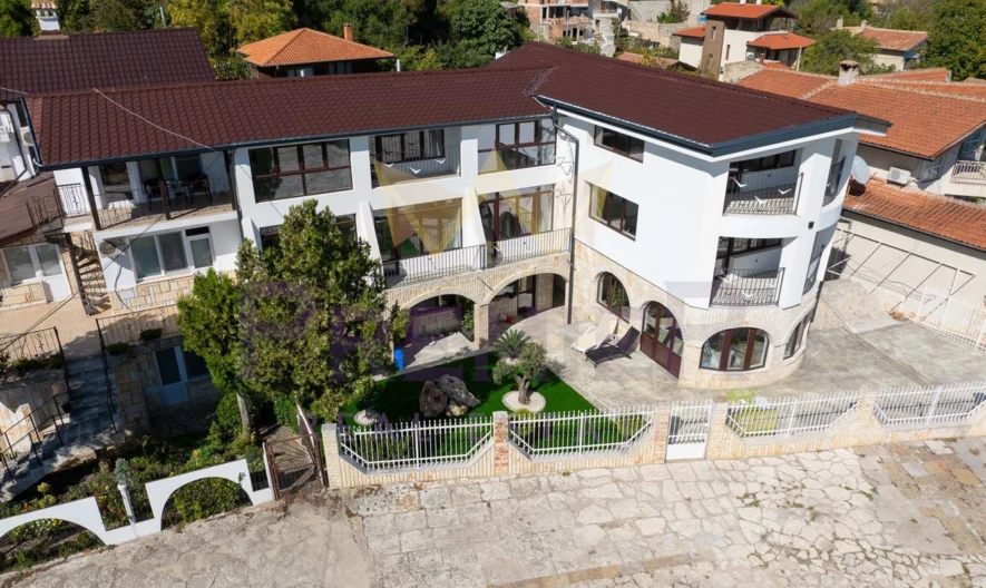 ПРЕКРАСНА КЪЩА С МОРСКА ПАНОРАМА ! МНОГО ДОБРА ЛОКАЦИЯ ! - - снимка 35 - Имоти Премиер