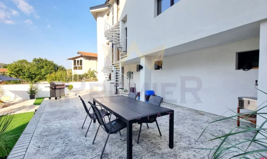 ПРЕКРАСНА КЪЩА С МОРСКА ПАНОРАМА ! МНОГО ДОБРА ЛОКАЦИЯ ! - - снимка 46 - Имоти Премиер