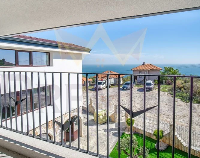 ПРЕКРАСНА КЪЩА С МОРСКА ПАНОРАМА ! МНОГО ДОБРА ЛОКАЦИЯ ! - - снимка 47 - Имоти Премиер