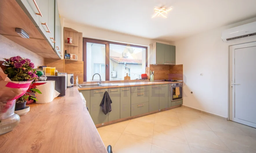 ПРЕКРАСНА КЪЩА С МОРСКА ПАНОРАМА ! МНОГО ДОБРА ЛОКАЦИЯ ! - - снимка 5 - Имоти Премиер