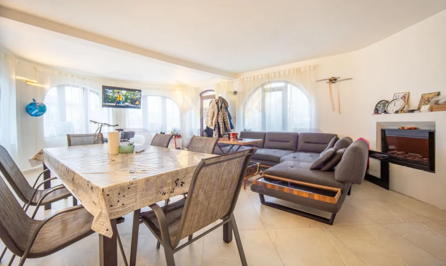 ПРЕКРАСНА КЪЩА С МОРСКА ПАНОРАМА ! МНОГО ДОБРА ЛОКАЦИЯ ! - - снимка 8 - Имоти Премиер