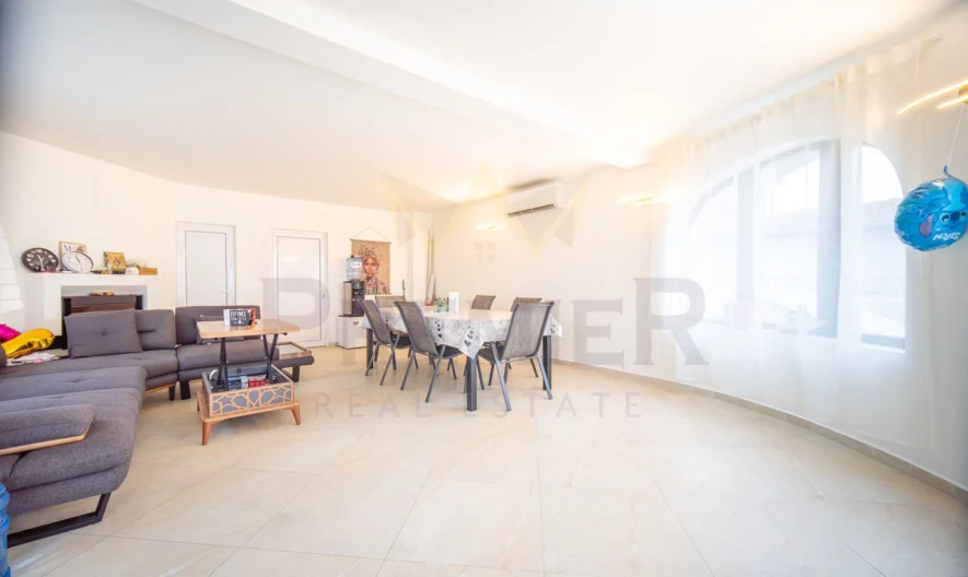 ПРЕКРАСНА КЪЩА С МОРСКА ПАНОРАМА ! МНОГО ДОБРА ЛОКАЦИЯ ! - - снимка 9 - Имоти Премиер