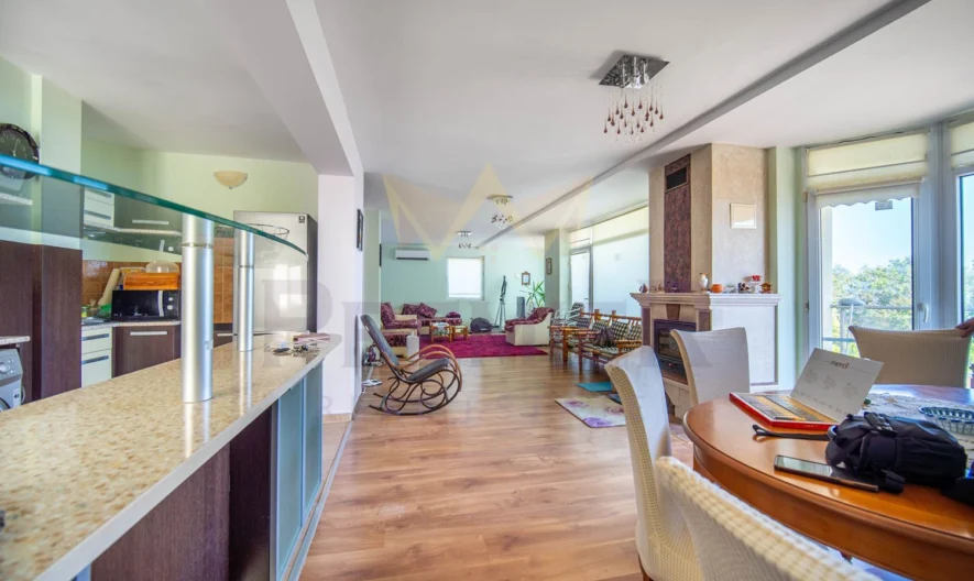 Прекрасна къща с МОРСКА ПАНОРАМА в гр. Балчик! - - снимка 3 - Имоти Премиер