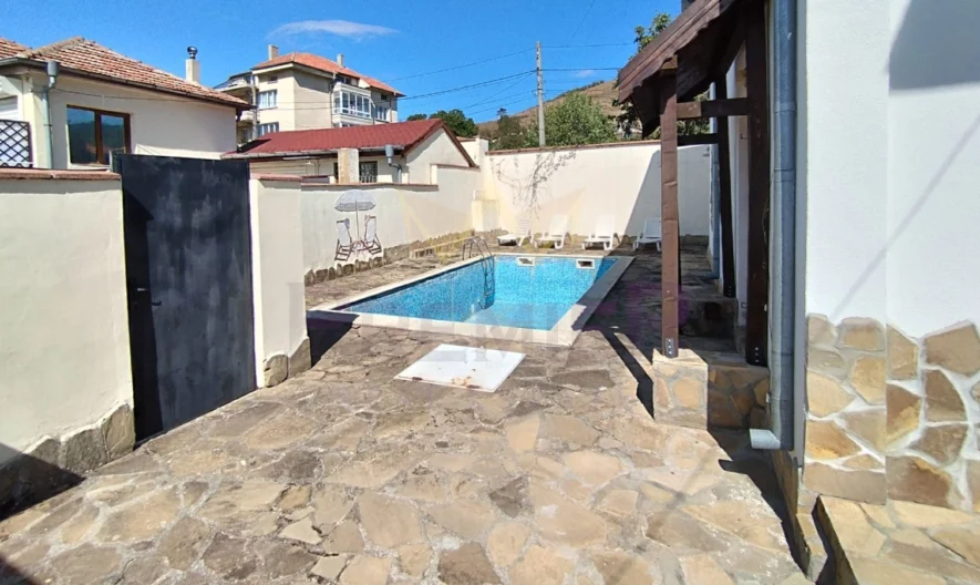 Прекрасна къща в центъра на Каблешково -  - снимка 11 - Имоти Премиер