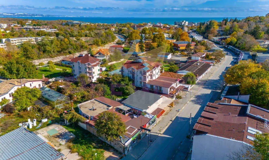 ПРОДАВА СЕ ПАРЦЕЛ С ГОЛЯМ ИНВЕСТИЦИОНЕН ПОТЕНЦИАЛ В СЪРЦЕТО НА КРАНЕВО! - - снимка 4 - Имоти Премиер