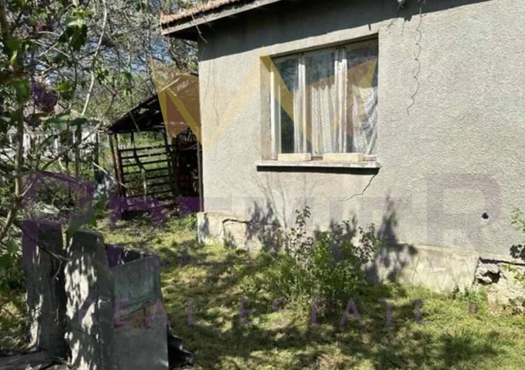 Продавам къща за ремонт в гр. Бяла -  - снимка 1 - Имоти Премиер