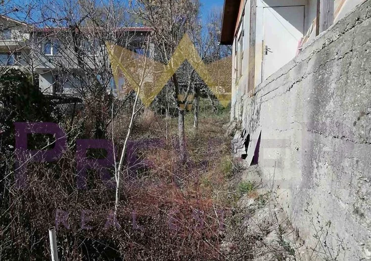 Продавам парцел с къща в кв Изгрев -  - снимка 10 - Имоти Премиер