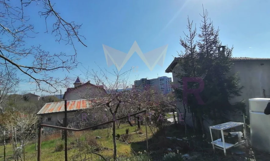 Продавам парцел с къща в кв Изгрев -  - снимка 13 - Имоти Премиер