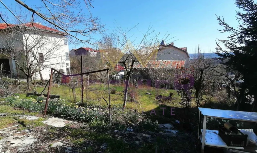 Продавам парцел с къща в кв Изгрев -  - снимка 14 - Имоти Премиер