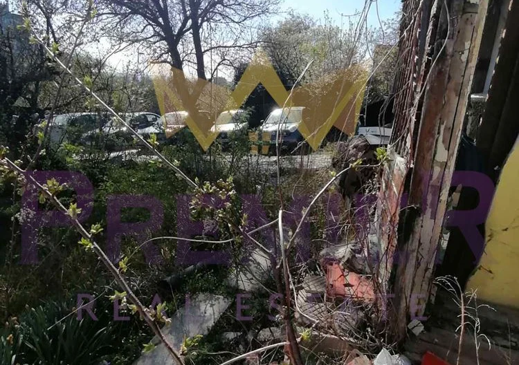 Продавам парцел с къща в кв Изгрев -  - снимка 4 - Имоти Премиер