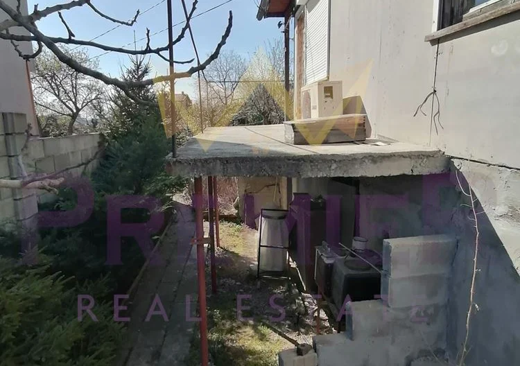 Продавам парцел с къща в кв Изгрев -  - снимка 6 - Имоти Премиер