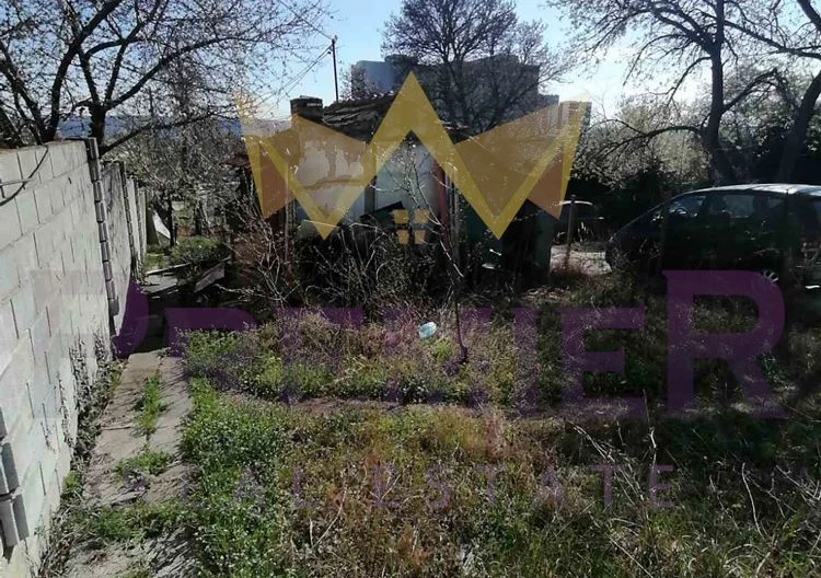 Продавам парцел с къща в кв Изгрев -  - снимка 9 - Имоти Премиер