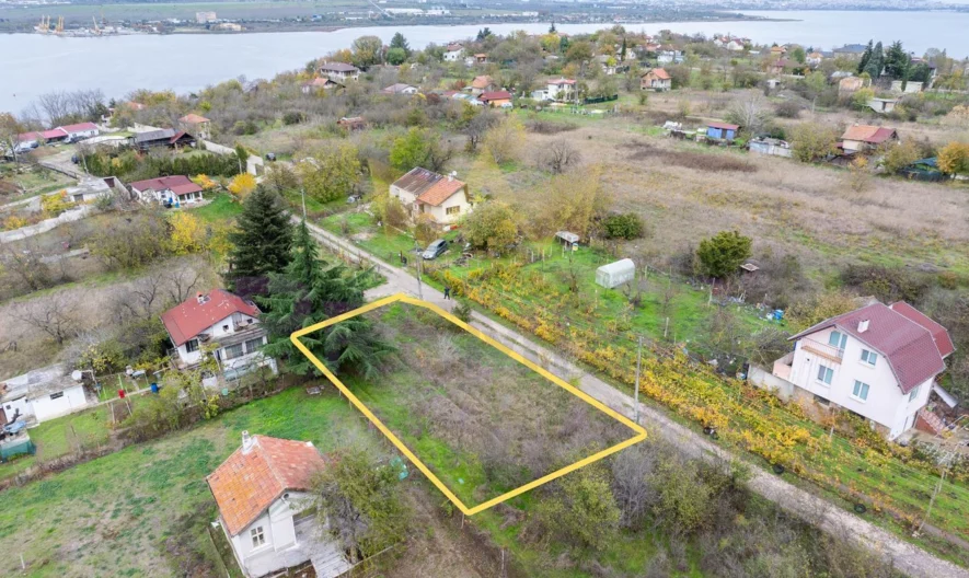 Продавам парцел в м-т Лазур -  - снимка 1 - Имоти Премиер