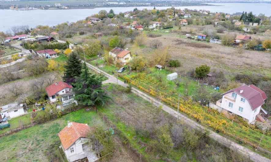 Продавам парцел в м-т Лазур -  - снимка 4 - Имоти Премиер