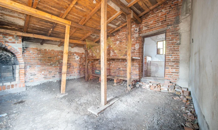 ПРОДАВАТ СЕ ДВЕ КЪЩИ В С.ЛИВАДА -  - снимка 19 - Имоти Премиер