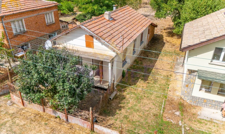 ПРОДАВАТ СЕ ДВЕ КЪЩИ В С.ЛИВАДА -  - снимка 21 - Имоти Премиер