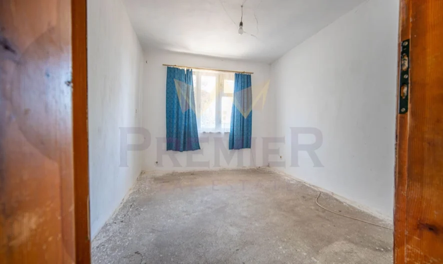 ПРОДАВАТ СЕ ДВЕ КЪЩИ В С.ЛИВАДА -  - снимка 30 - Имоти Премиер