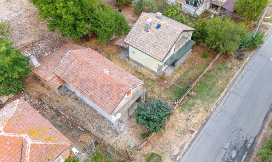 ПРОДАВАТ СЕ ДВЕ КЪЩИ В С.ЛИВАДА -  - снимка 31 - Имоти Премиер